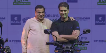 Nitin Gadkari Unveils World’s First CNG Bike by Bajaj Auto, Marking a Milestone in Eco-Friendly Transportation